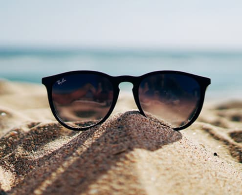 Sonnenbrille am Strand