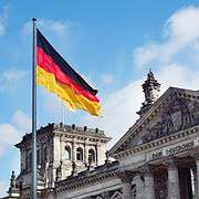 Die deutsche Flagge vor dem deutschen Reochstag